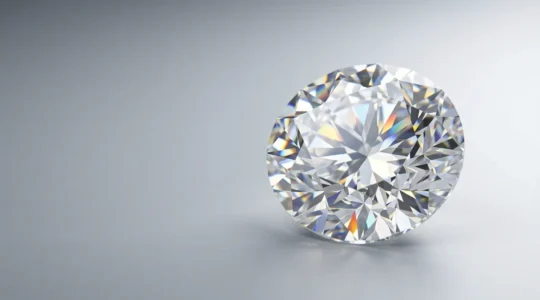 Nahaufnahme eines perfekt geschliffenen Diamanten mit funkelnden Facetten und idealer Lichtbrechung