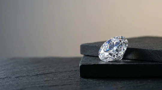 Brillanter Diamant unter professioneller Beleuchtung mit minimalistischem Hintergrund symbolisiert Wertanlage