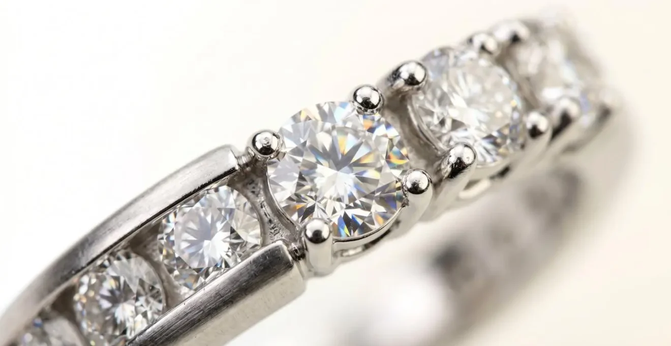 Makroaufnahme verschiedener Diamantfassungen mit Fokus auf Krappen- und Kanalfassung