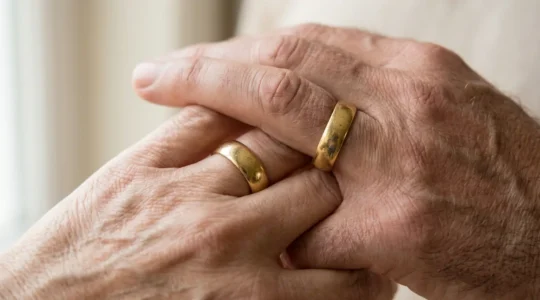 Zwei Hände mit klassischen Gelbgold-Eheringen im warmen natürlichen Licht, die Patina und Geschichte zeigen