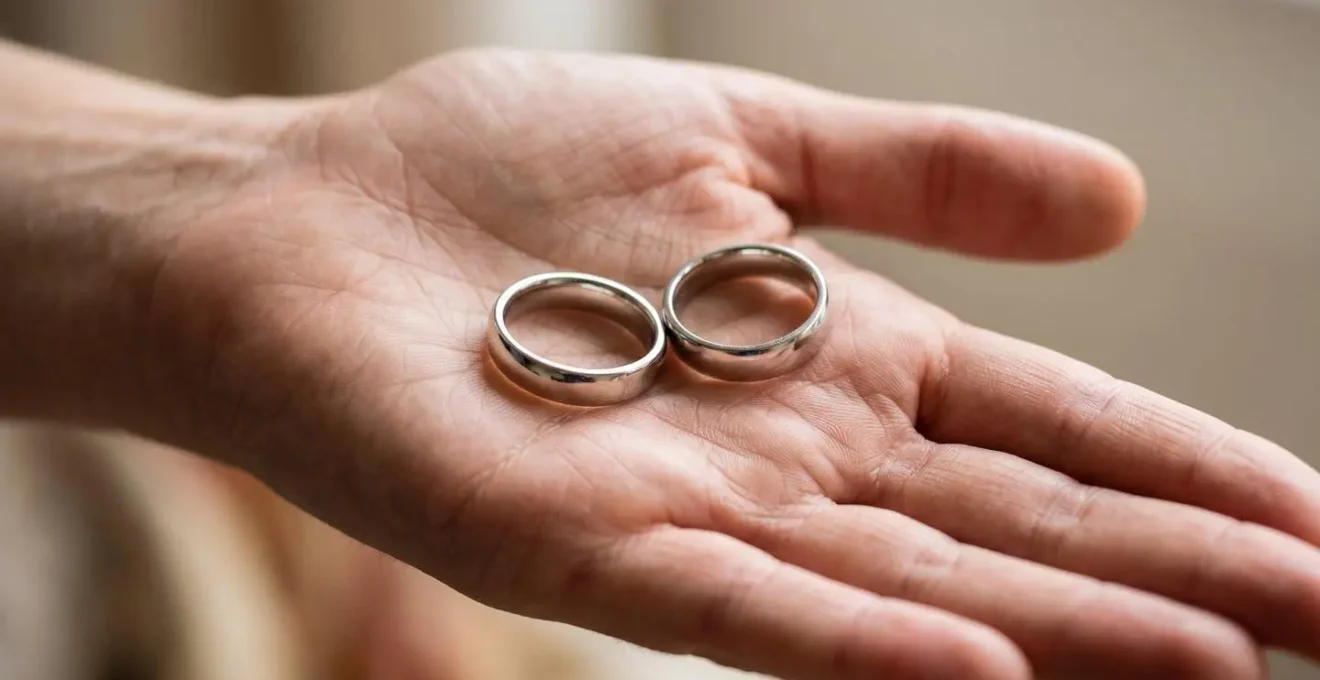 Makroaufnahme einer Hand die zwei optisch identische rhodinierte Ringe hält und den Gewichtsunterschied zwischen Weissgold und Silber zeigt