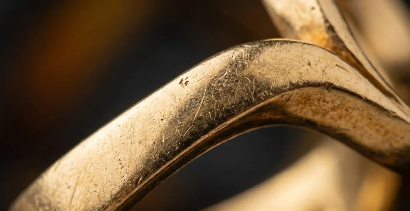 Detailaufnahme einer 750-Punzierung auf Goldschmuck, die internationale Anerkennung symbolisiert