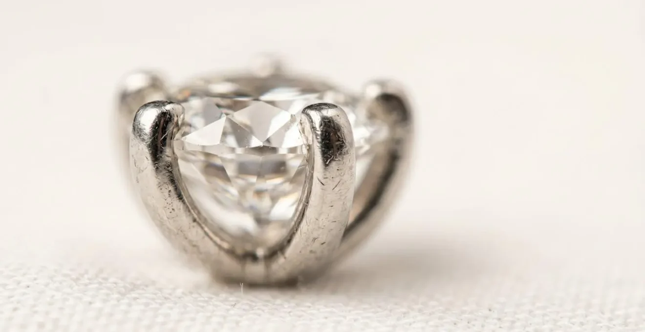 Extreme Nahaufnahme einer Krappenfassung mit sichtbaren Metallkrallen die einen Diamanten halten