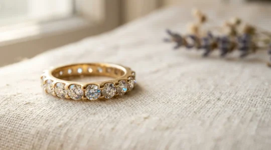 Eleganter Memoire-Ring mit funkelnden Diamanten als Symbol ewiger Liebe und Erinnerungen