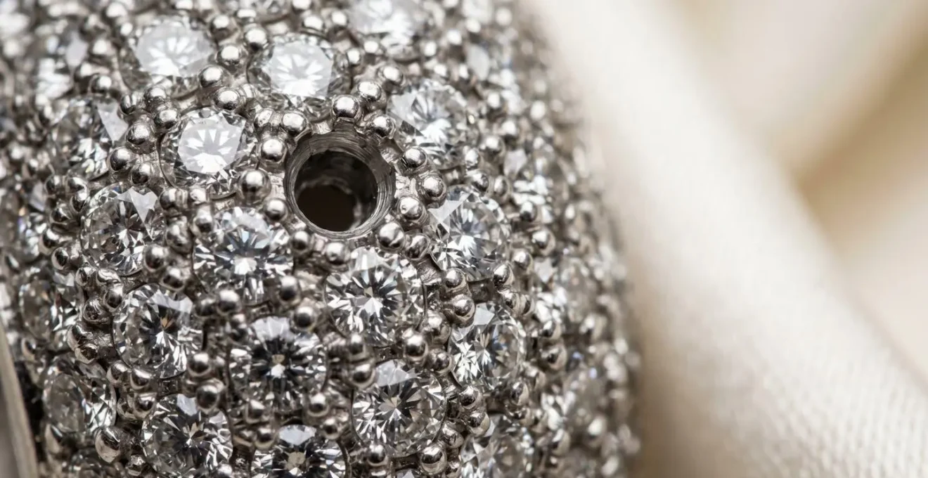 Detailaufnahme einer Pavé-Fassung mit winzigen Diamanten und sichtbaren Metallkörnern