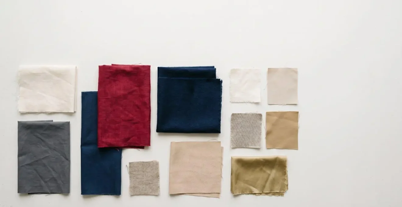Elegante Farbpalette zeigt harmonische Kombinationen von Rubinrot mit verschiedenen Modefarben