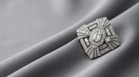 Elegante Statement-Brosche als modernes Kunstwerk auf edlem Stoff präsentiert