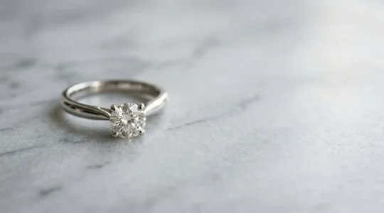 Eleganter Verlobungsring mit Diamant auf minimalistischer Oberflaeche