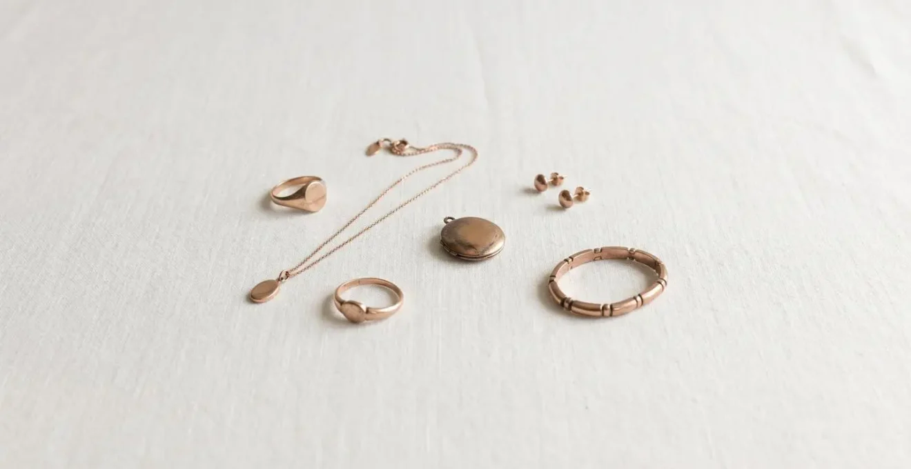 Vergleich von neuem und gealtertem Roségold Schmuck mit sichtbarer Patina