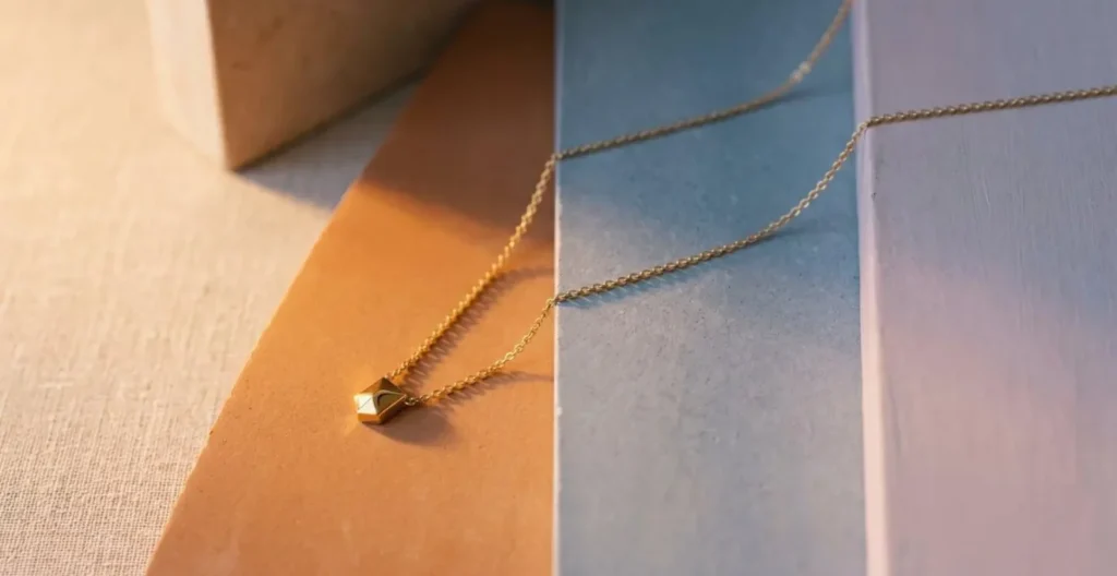 Künstlerische Darstellung einer Frau mit kühlem Hautton, die bewusst goldenen Schmuck trägt